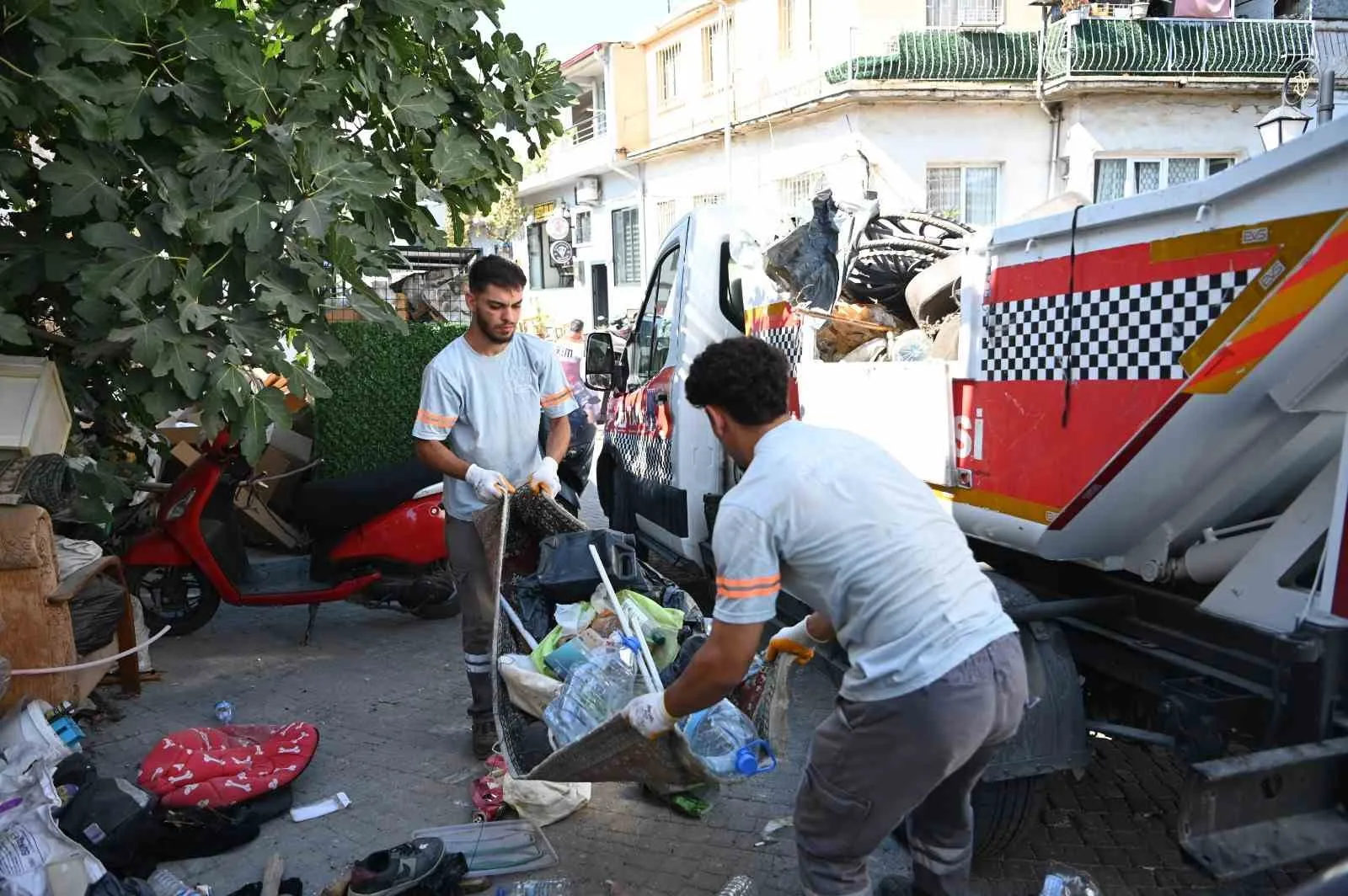 kusadasinda sokaga hurda ve atik birakanlara zabita mudahalesi 11df0ffccd07
