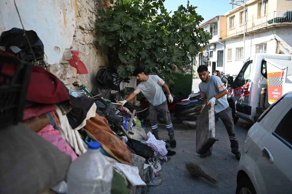 kusadasinda sokaga hurda ve atik birakanlara zabita mudahalesi e647662261f7