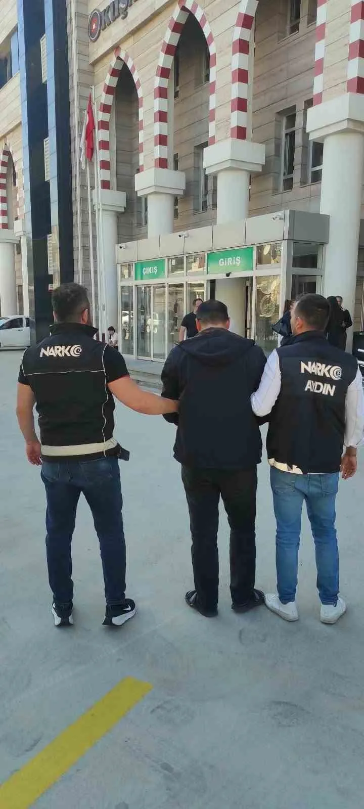 Kuşadası’nda uyuşturucu operasyonunda yakalanan şüpheli tutuklandı 8 Kuşadası’nda uyuşturucu operasyonunda yakalanan şüpheli tutuklandı