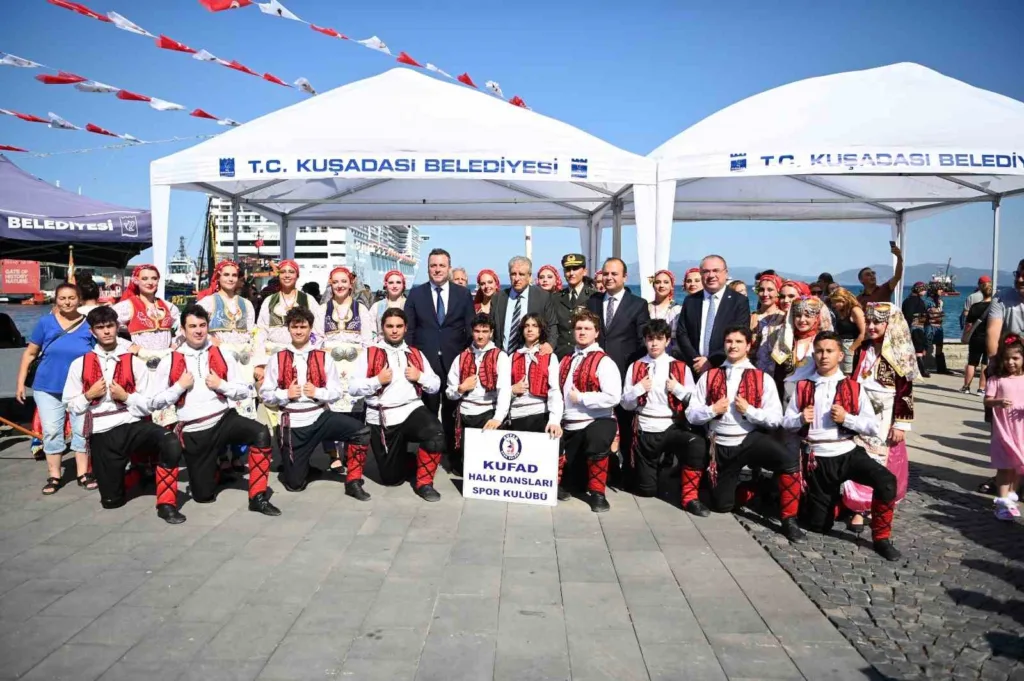 kusadasinin kurtulusunun 104uncu yil donumu torenle kutlandi 0bc25d01a155