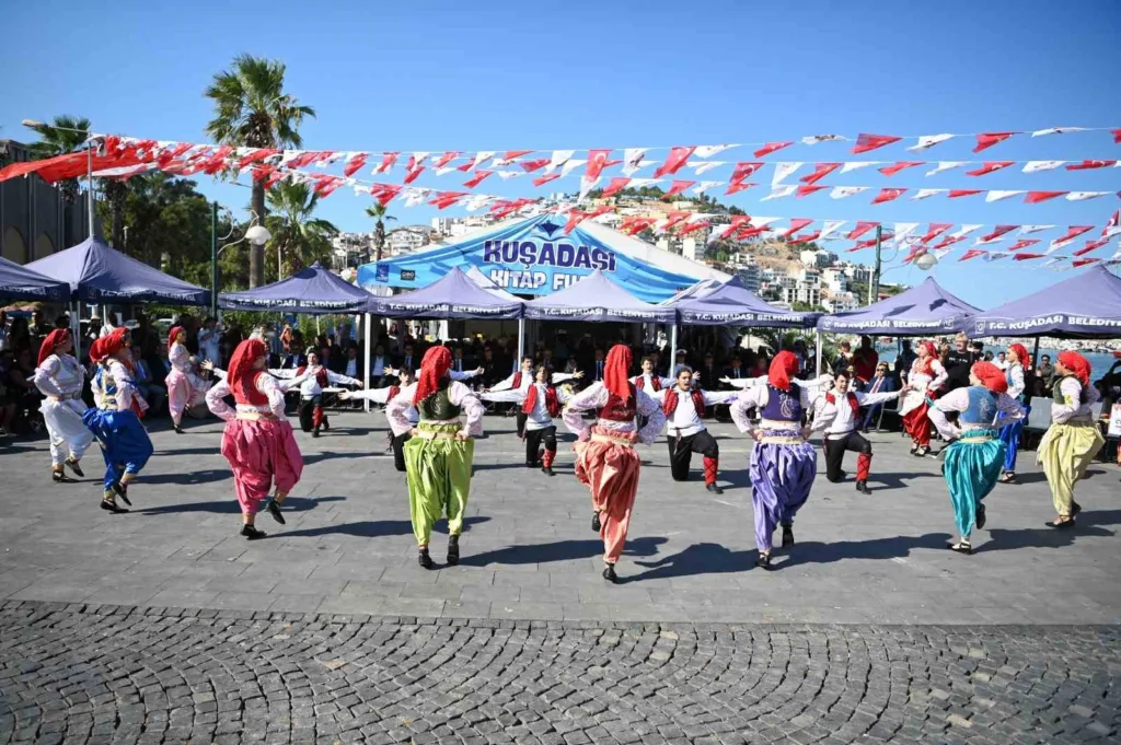 kusadasinin kurtulusunun 104uncu yil donumu torenle kutlandi ad11906abaa2