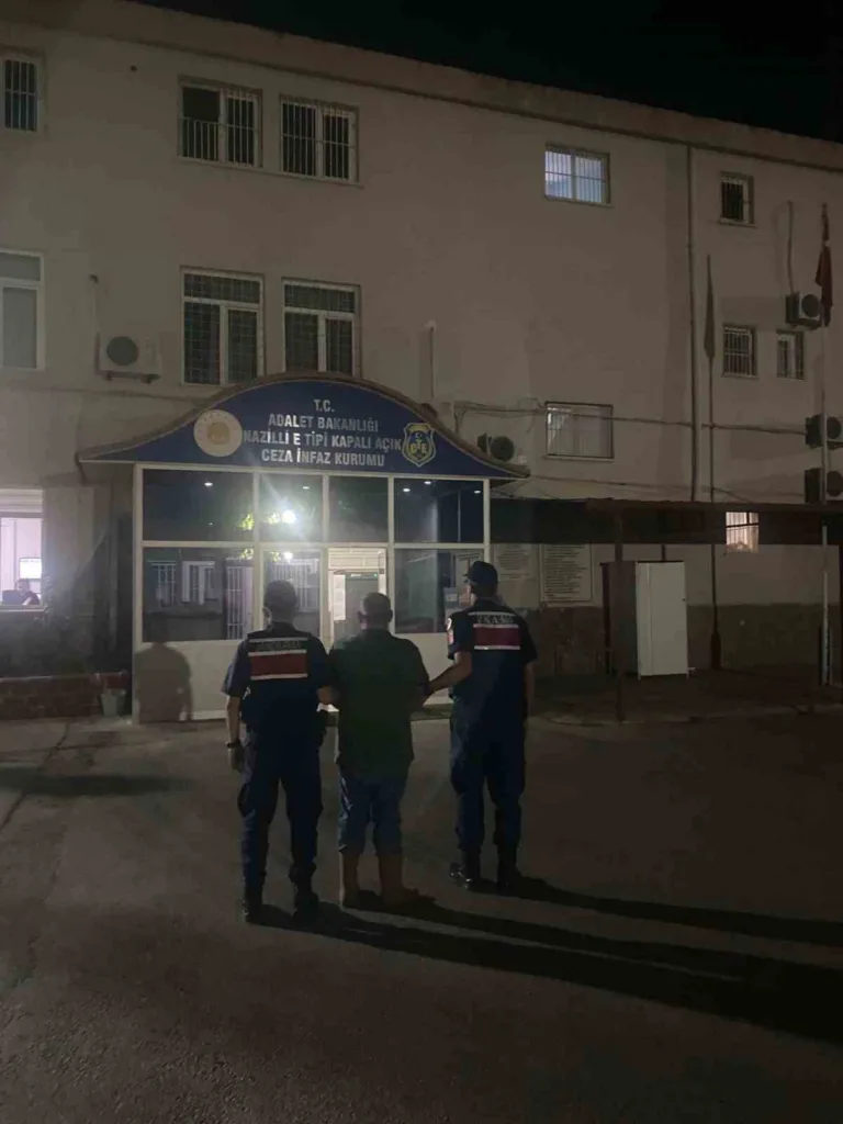 Kuyucak’ta ormanlık alanda kenevir yetiştiren şüpheli suçüstü yakalandı 2 kuyucakta ormanlik alanda kenevir yetistiren supheli sucustu yakalandi c582b963d035