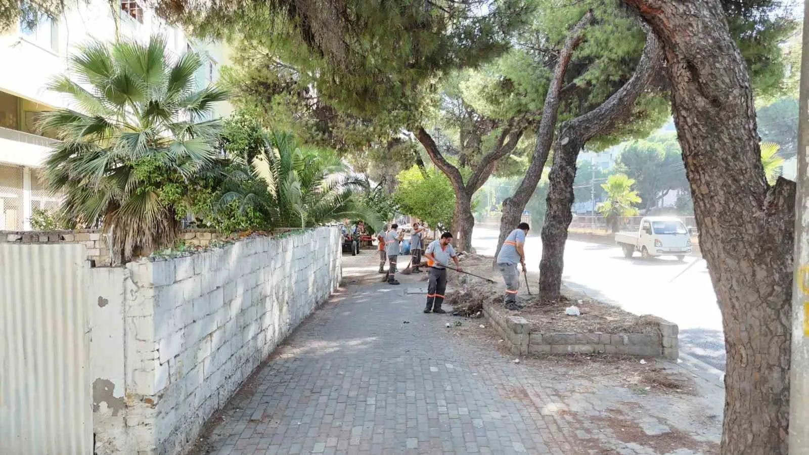 Nazilli Belediyesi’nden devlet karayolunda temizlik çalışması