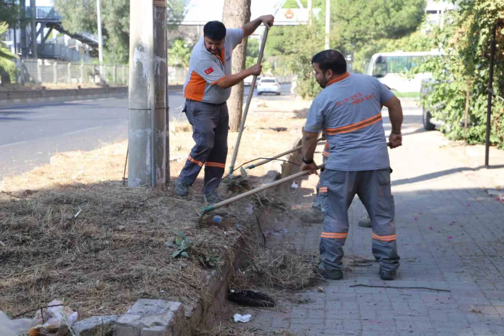 nazilli belediyesinden devlet karayolunda temizlik calismasi 7a1fb980f6a9