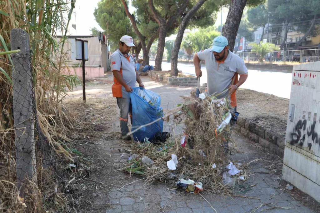 nazilli belediyesinden devlet karayolunda temizlik calismasi 945b4daa9c01