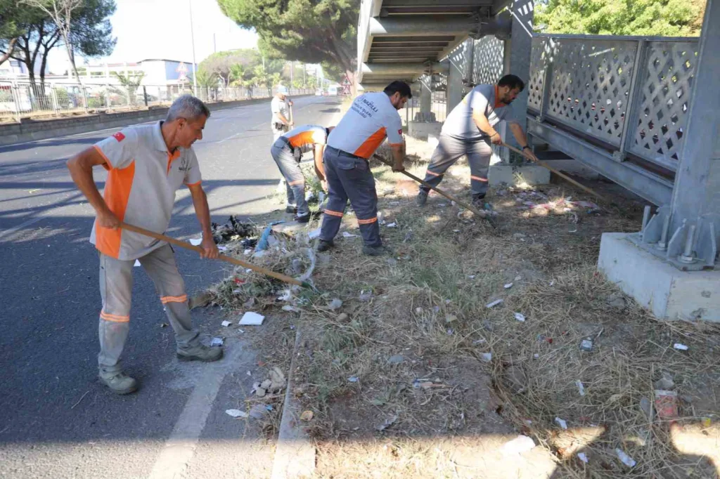 nazilli belediyesinden devlet karayolunda temizlik calismasi d6e99ed39f59