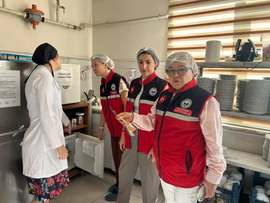 Nazilli’de okul ve öğretmenevi yemekhanelerine hijyen denetimi 2 nazillide okul ve ogretmenevi yemekhanelerine hijyen denetimi 203c4c3178d1