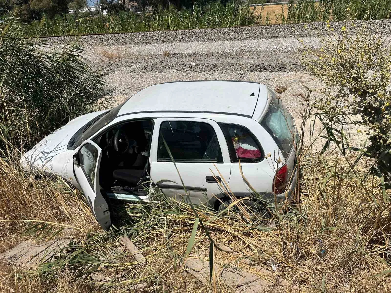 Otomobil şarampole uçtu 2 Otomobil şarampole uçtu