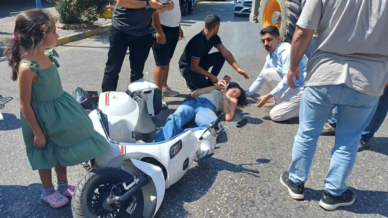 panik fren yapan motosiklet surucusu 3 metre suruklendi 5ae73f5c056b