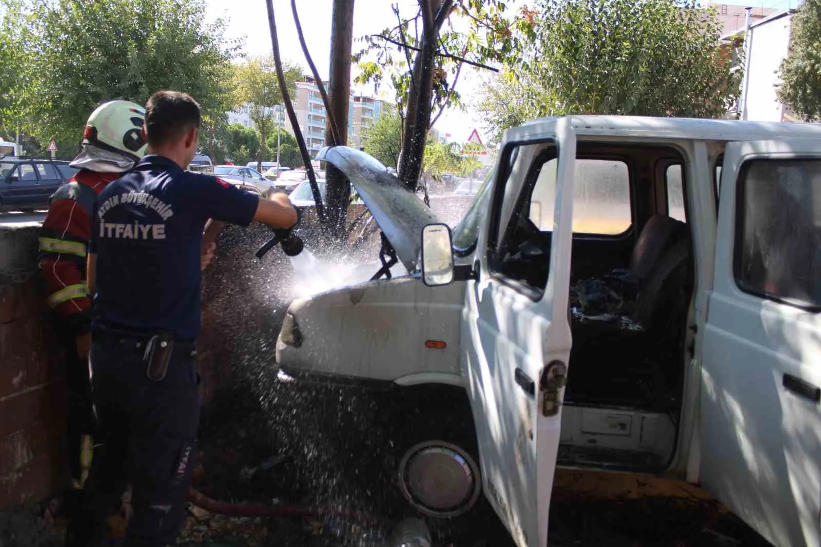 Park halindeki kamyonette yangın çıktı 3 Park halindeki kamyonette yangın çıktı