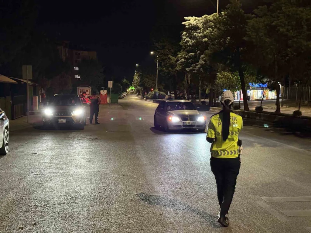polis ekiplerinin huzur ve guvenlik uygulamalari araliksiz suruyor 5c7d5448d3d1