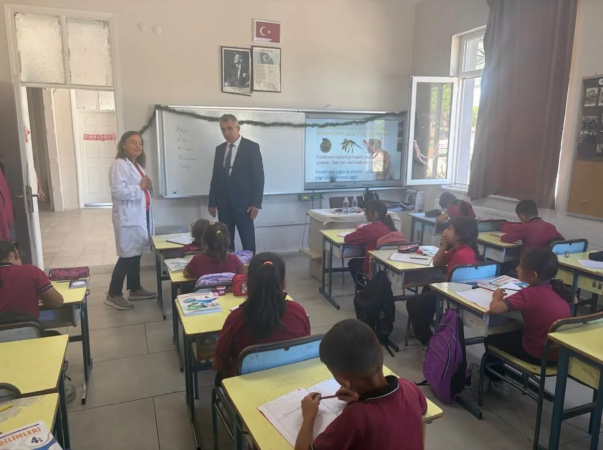 Söke İlçe Milli Eğitim Müdürü Uğurlu, öğrencilerin yeni dönem heyecanına ortak oldu