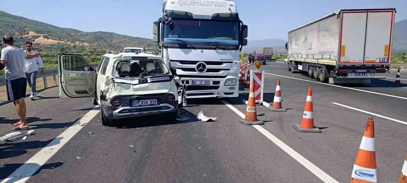 tir otomobile arkadan carpti 3 yarali 2fd17d507684