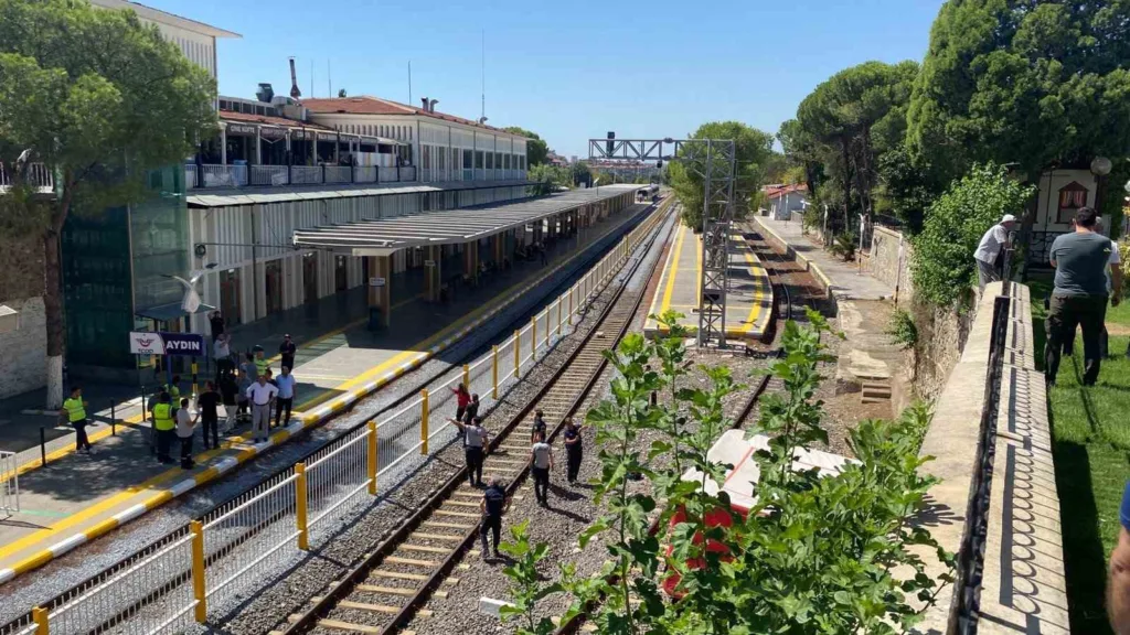 tren yoluna atlamak isteyen adami ekipler kurtardi 6c36c1c5324a
