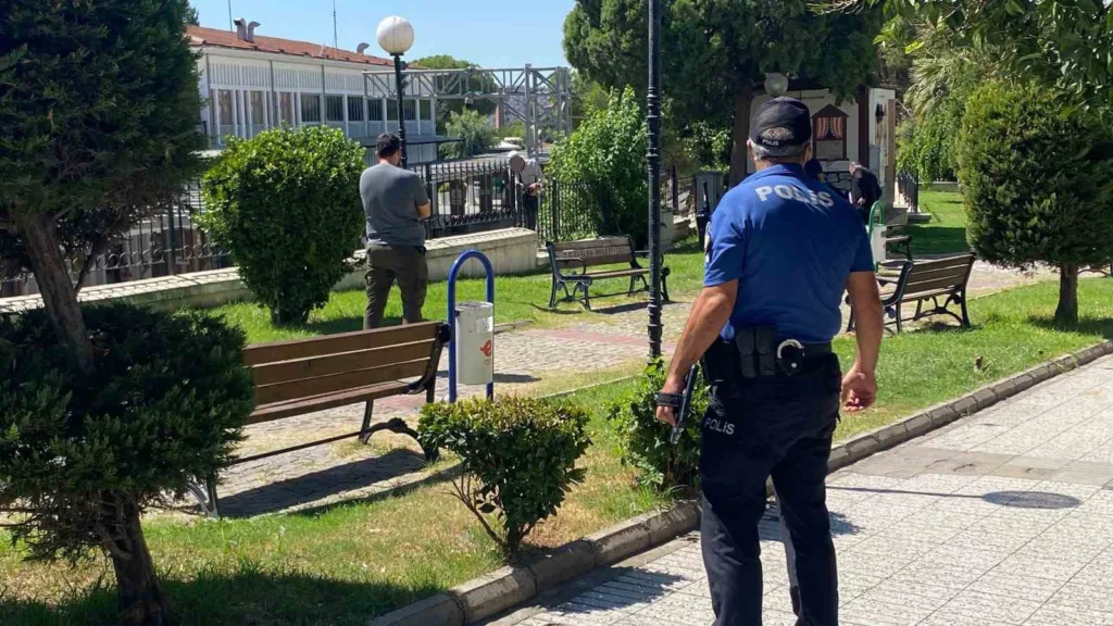 tren yoluna atlamak isteyen adami ekipler kurtardi 99c2c71f0c19