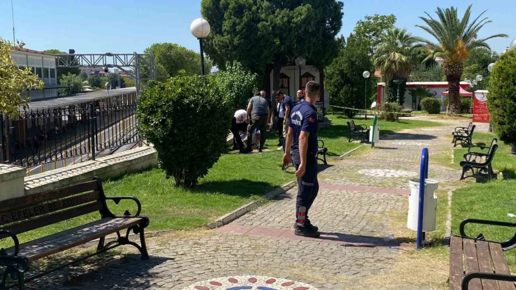 tren yoluna atlamak isteyen adami ekipler kurtardi 9c4ecc845d54