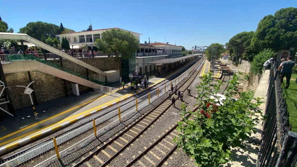 tren yoluna atlamak isteyen adami ekipler kurtardi f64d89efa3b6