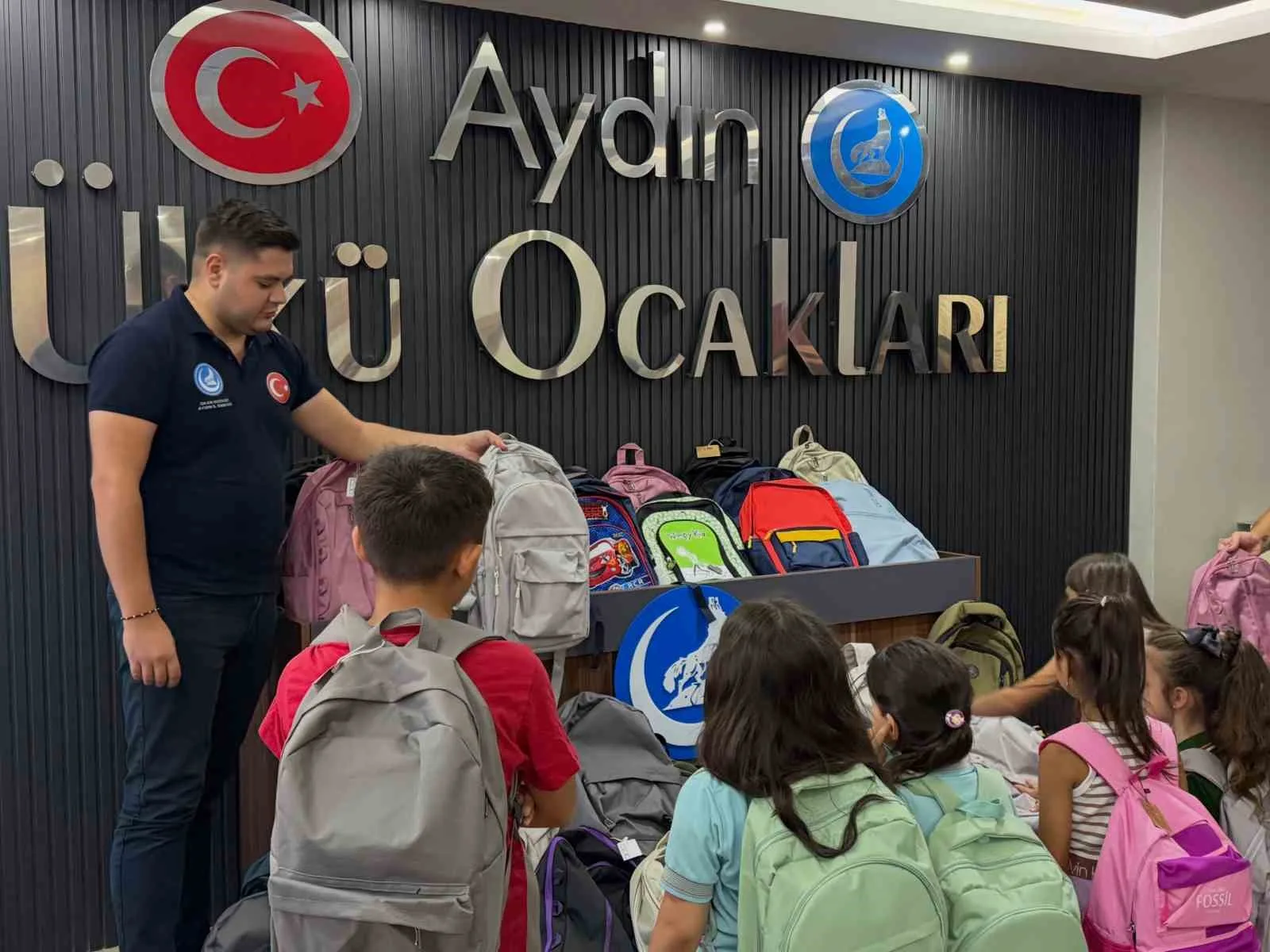 Ülkücülerden öğrencilere kırtasiye desteği