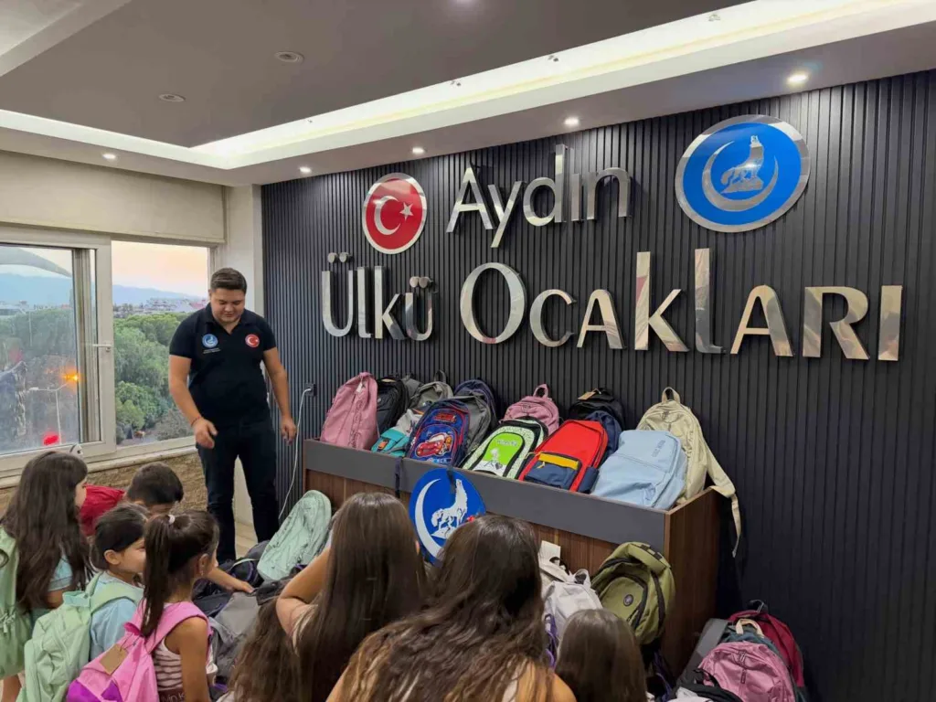 Ülkücülerden öğrencilere kırtasiye desteği 2 ulkuculerden ogrencilere kirtasiye destegi ba84f4df4d6d