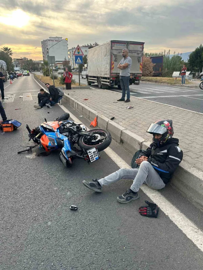 Umurlu’da motosikletler çarpıştı: 3 yaralı 2 umurluda motosikletler carpisti 3 yarali 21e3010ca888