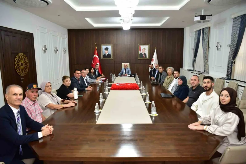 vali varol sehit yakinlari ve gazileri makaminda agirladi 8cf5b18a6c4b