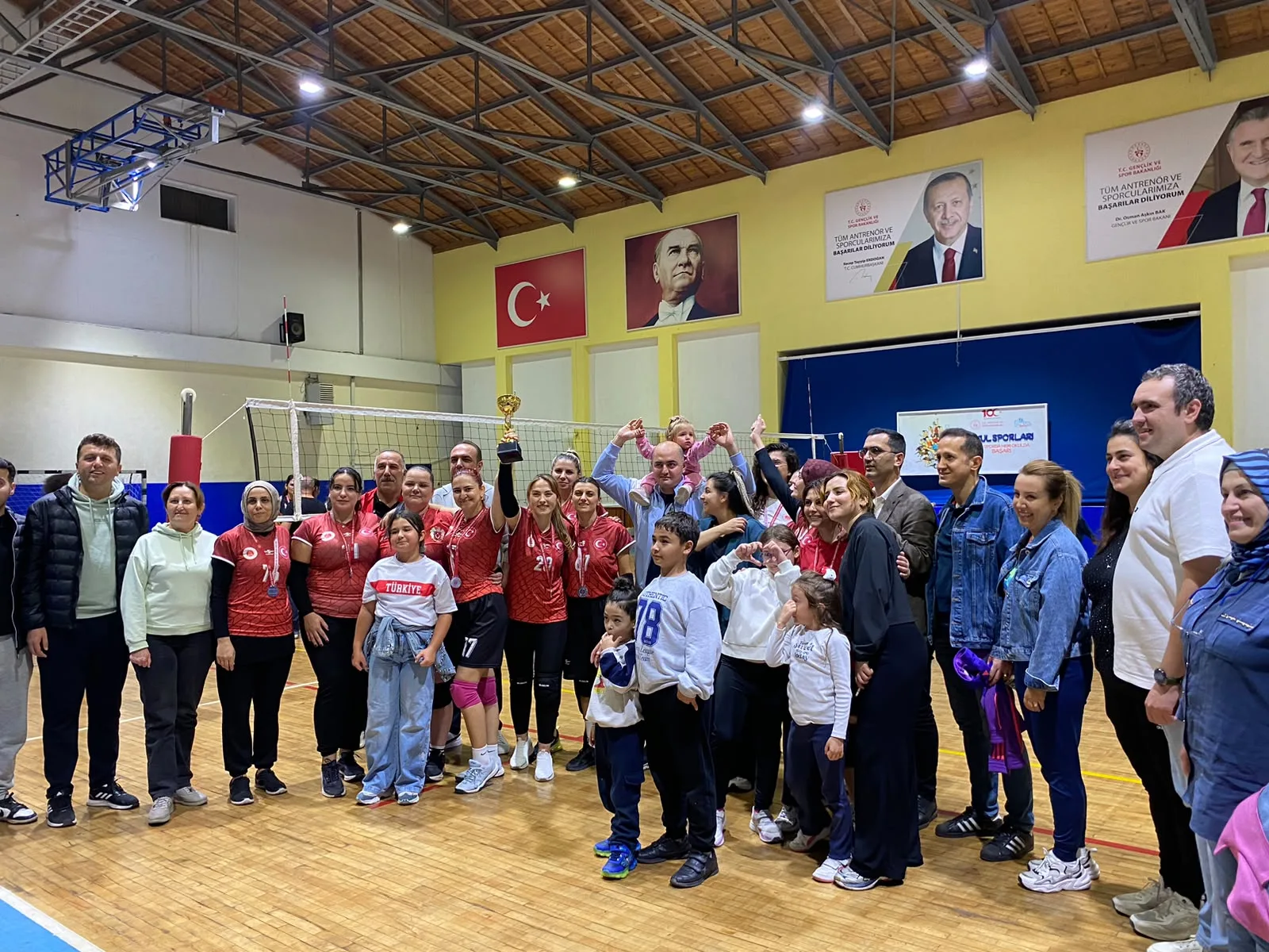 Aydın’da kurumlar arası voleybol turnuvasında dostluk kazandı
