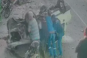 Otomobil takla attı, vatandaşlar yaralıları böyle kurtardı
