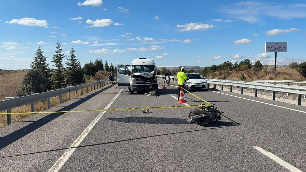 Minibüsle çarpışan genç motosikletli hayatını kaybetti
