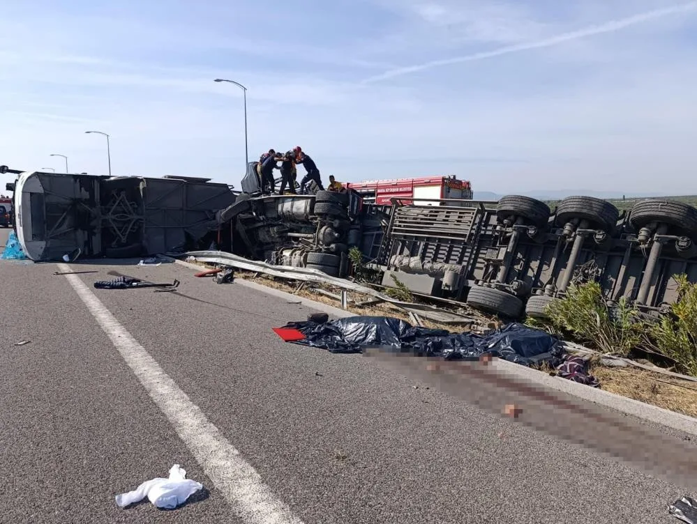 Katliam gibi kaza: 11 ölü, 26 yaralı