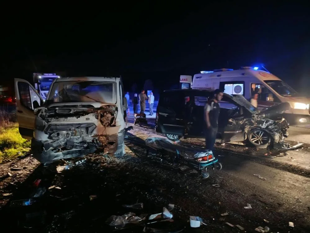 Zincirleme kazada can pazarı: 1’i ağır 5 yaralı 11 Zincirleme kazada can pazarı: 1’i ağır 5 yaralı