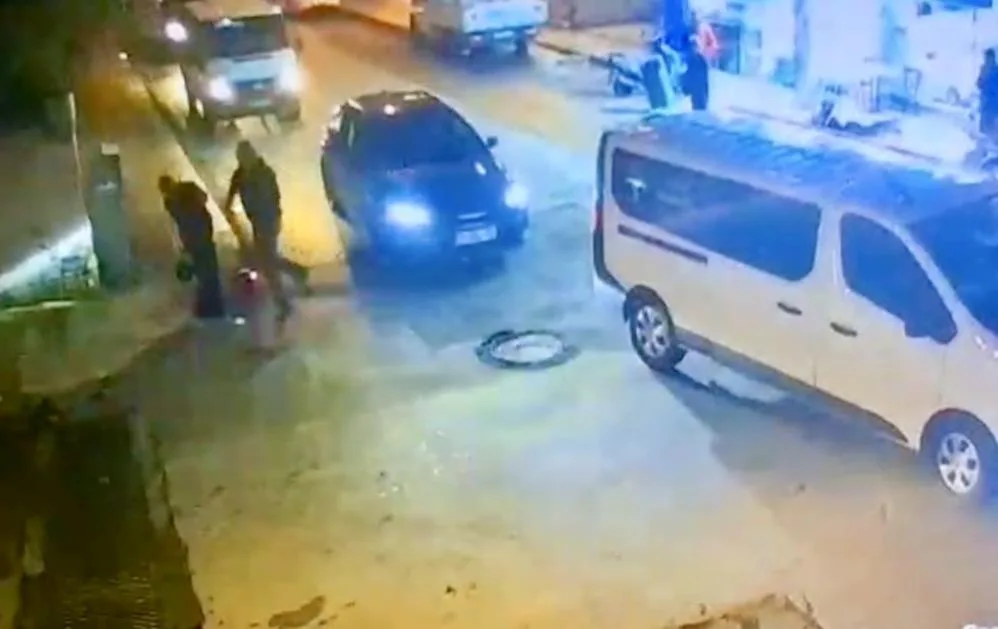 Önce kurtardı, sonra tokat attı: O anlar kamerada