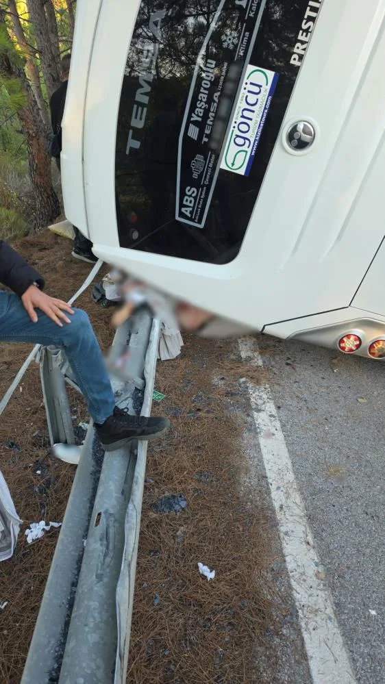 Korkunç kaza! Servis minibüsü devrildi: 2’si ağır 3 yaralı