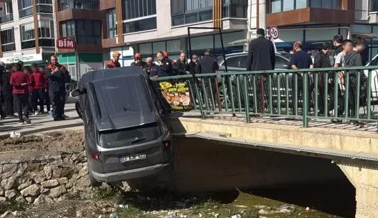 3 aracın karıştığı kazada araçlardan biri dereye uçtu