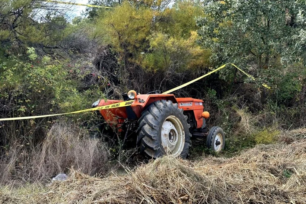 Traktör tarlaya devrildi: 1 ölü