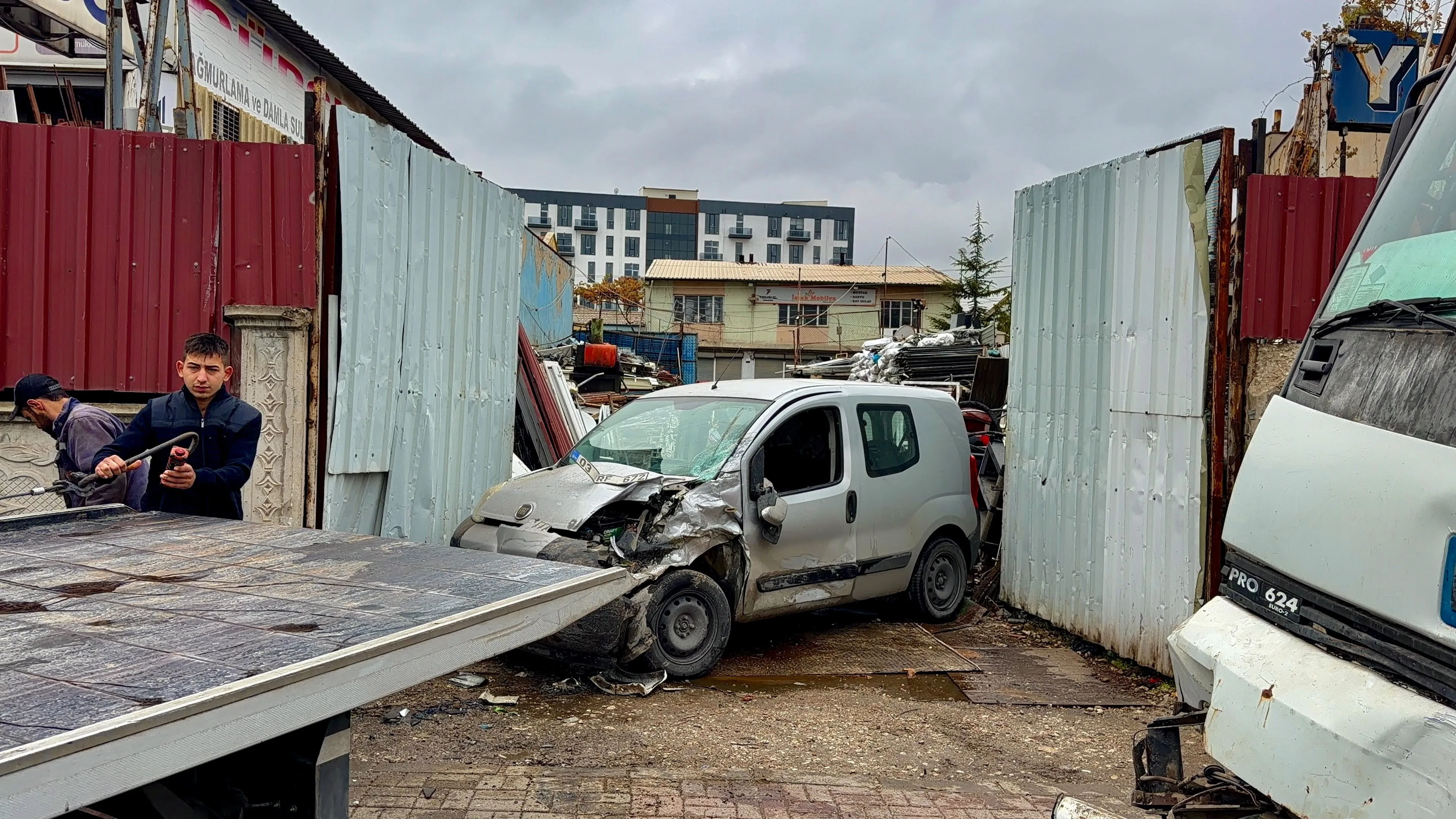 Hurdalık önünde hurdaya döndü