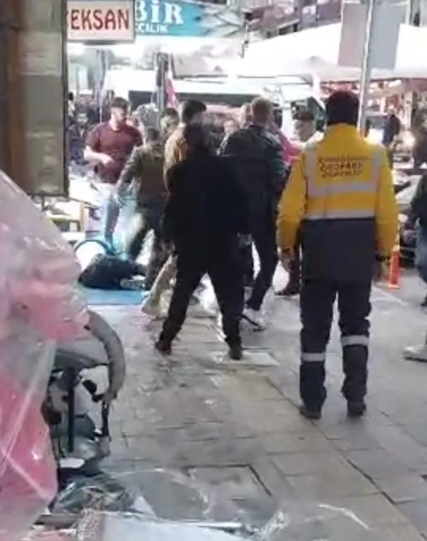 Kentin göbeğinde güpegündüz akıllara durgunluk veren saldırı: Sopa ve demir çubuklarla darp ettiler