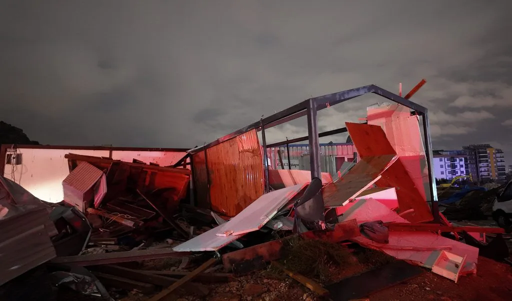 Antalya'da hortum felaketi: 4 işçi öldü, kule vinç devrildi 3 HVl4PqKW8AAuiDu