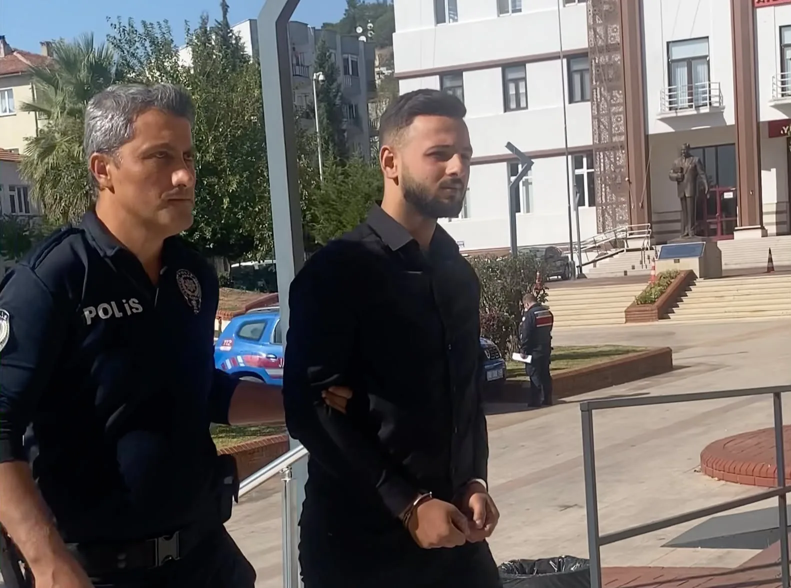 Aydın’da eski eşinin babasına ait iş yerini silahla basan şahıs adliyede