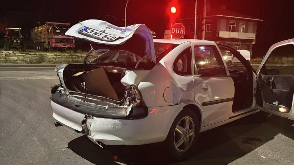 Tırın otomobile çarptığı kaza kamerada! Faciaya ramak kala…