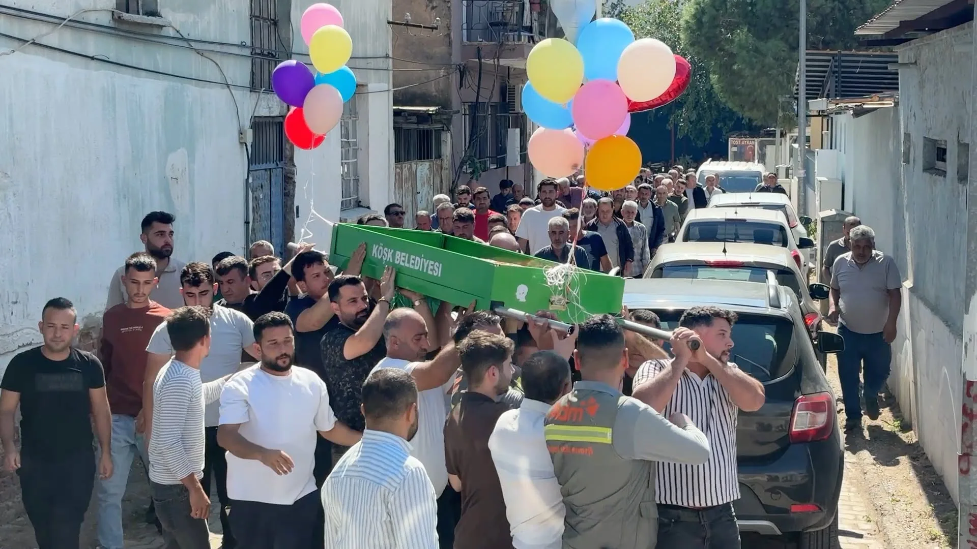 9 yaşındaki Ada, camiye balonlarla getirildi