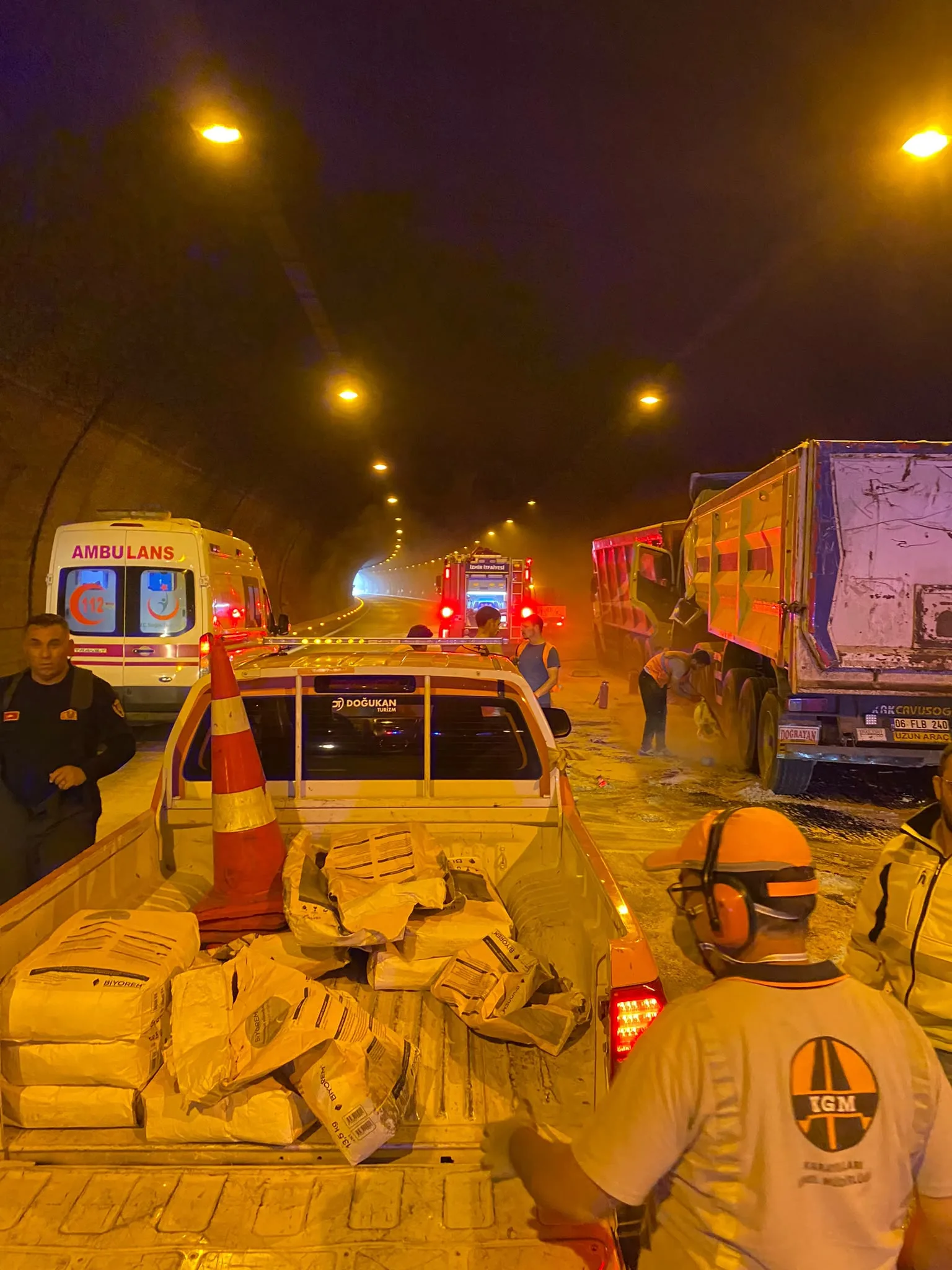 İzmir-Aydın Otoyolu Selatin Tüneli’nde TIR Kazası: Trafik Kontrollü Sağlanıyor