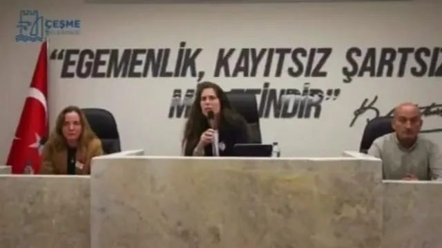 Lal Denizli, CHP'li kadın başkanı yerden yere vurdu: "Senin ağzını yerim ben" 6 Lal Denizli, CHP’li kadın başkanı yerden yere vurdu: “Senin ağzını yerim ben”