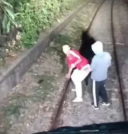 Hareket halindeki trenin önünü kestiler, içeri alınmayınca treni taşladılar