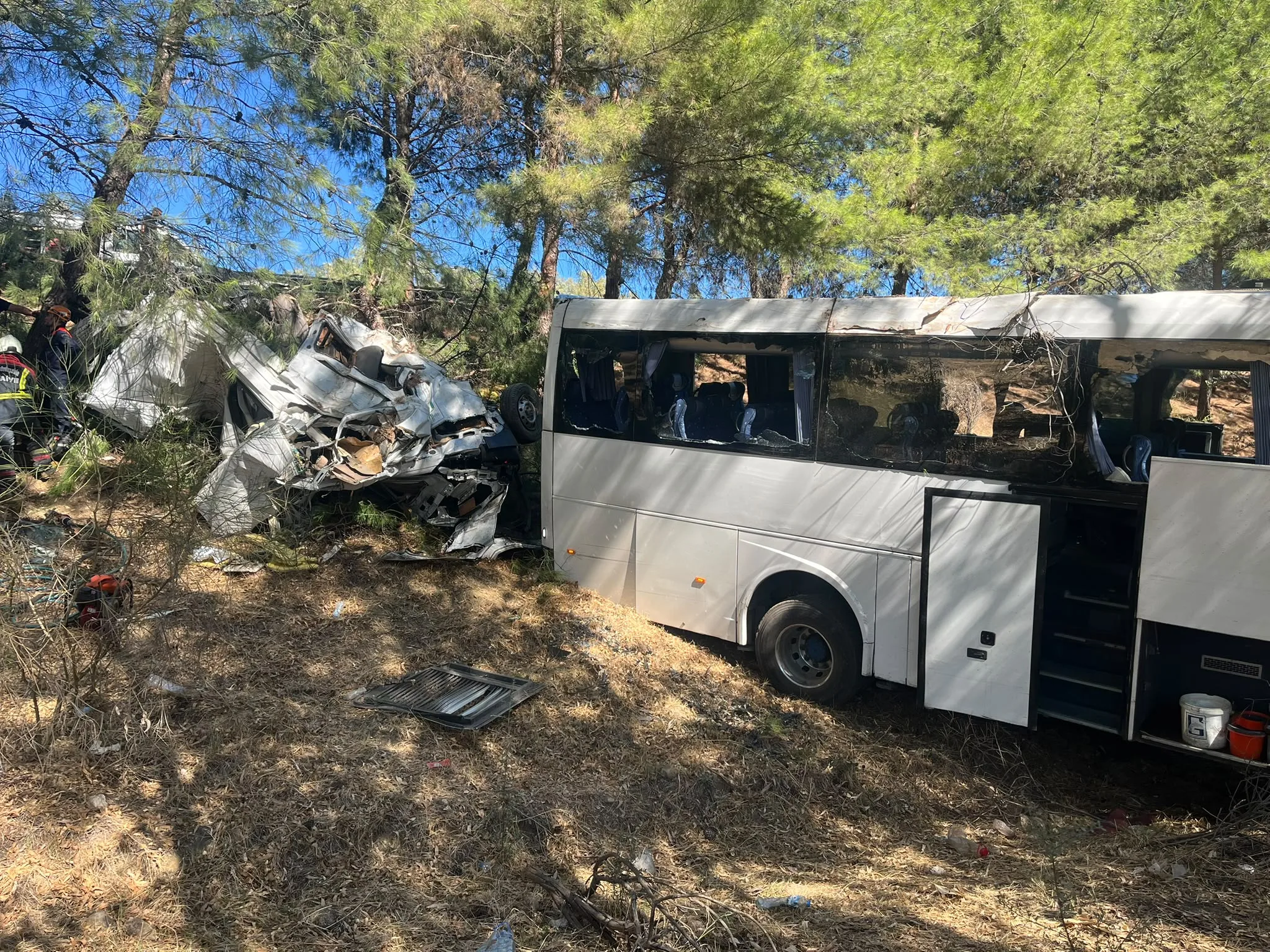 Aydın'da minibüs ve tur otobüsü şarampole uçtu! 2 ölü, çok sayıda yaralı... 3 Aydın’da minibüs ve tur otobüsü şarampole uçtu! 2 ölü, çok sayıda yaralı…