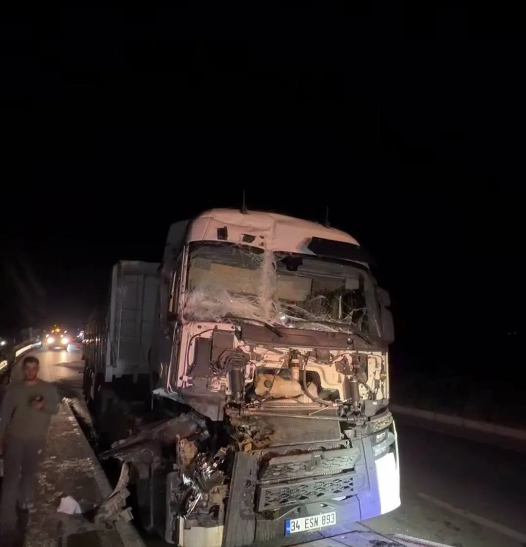 Söke Bodrum yolunda kaza! Tır traktöre çarptı: 2 yaralı