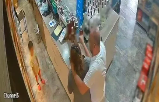 Kan donduran görüntü: Çocuğunun gözü önünde eşini darp edip boğmaya çalıştı 4 Kan donduran görüntü: Çocuğunun gözü önünde eşini darp edip boğmaya çalıştı
