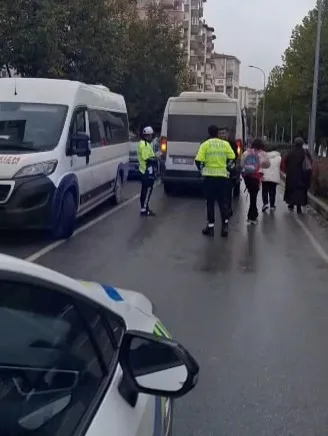 Servis şoförü öğrencileri araçta bırakıp kaçtı!