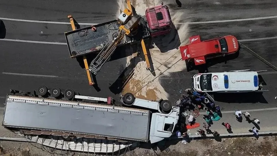 Kurgu trafik kazalarıyla 17 sigorta şirketini dolandırmışlar! Milyonlarca vurgun, 77 gözaltı