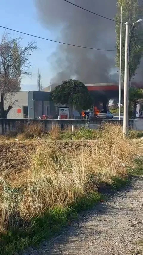 Otomobil akaryakıt pompasına çarptı: 2 yaralı