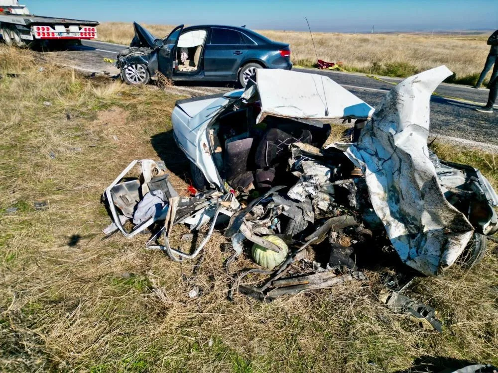 4 kişinin öldüğü kazada otomobiller parçalanarak hurdaya döndü: Cenazeleri güçlükle çıkarıldı